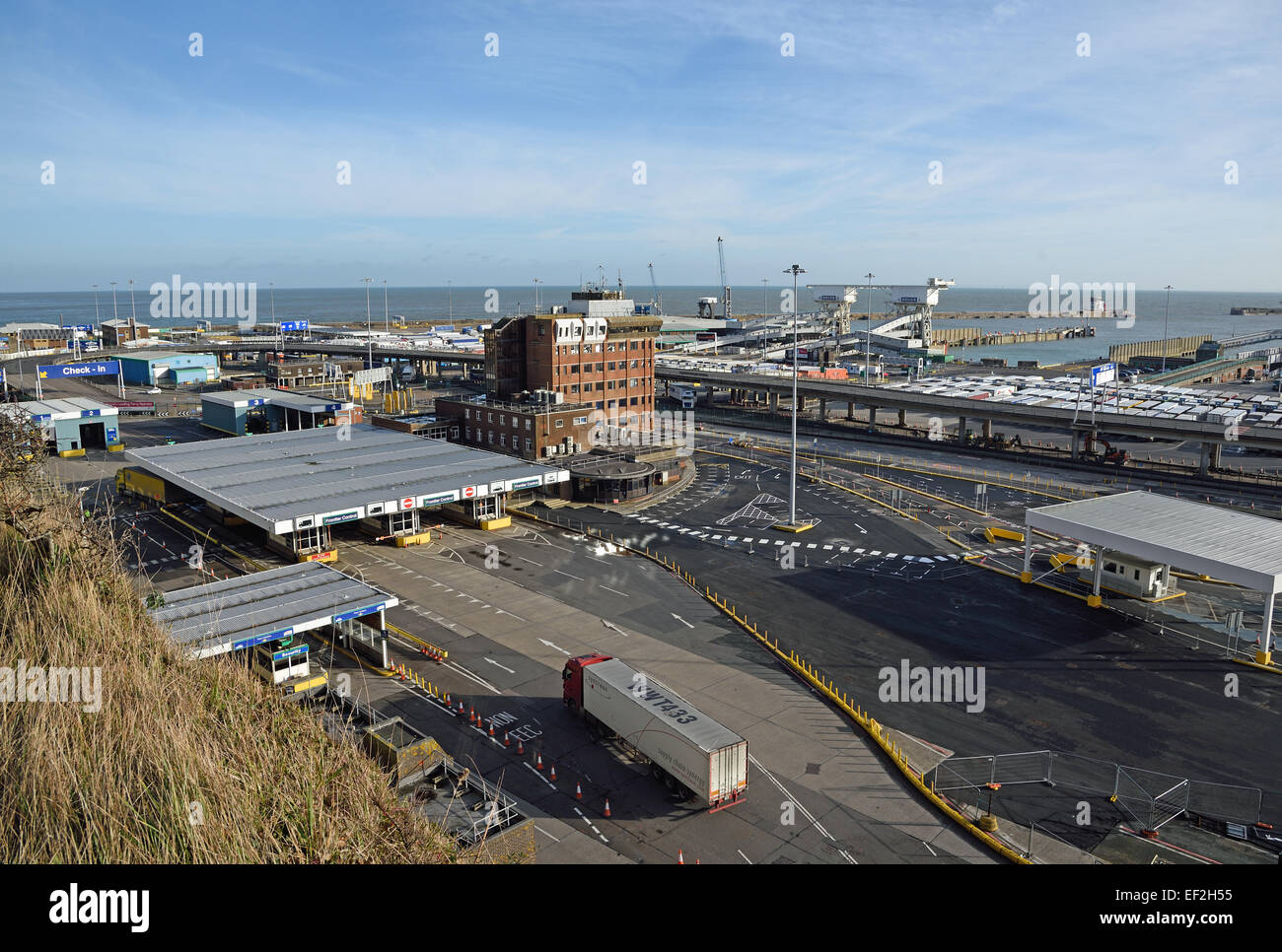 Autocarro avvicinando il controllo di frontiera quando entrando nel porto di Dover, Kent, Regno Unito. Foto Stock