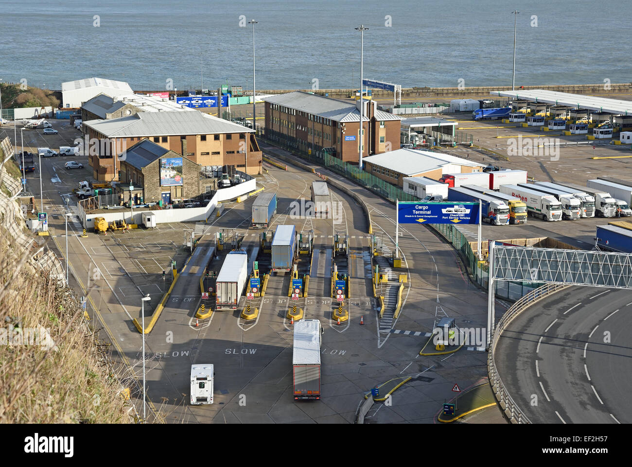 Camion a una pesatrice a ponte area prima di accodamento per unirsi a loro traghetto al Porto di Dover, Kent, Regno Unito Foto Stock