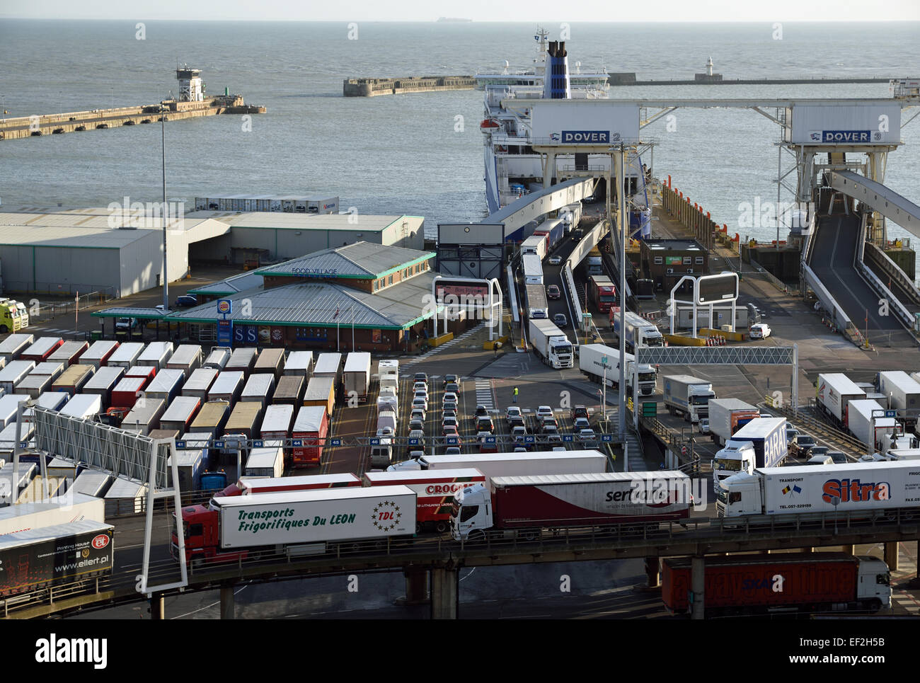 Veicoli lasciando DFDS TRAGHETTO MS Delft Seaways Porto di Dover, Kent, Regno Unito.per unire la coda sulla carreggiata elevata. Foto Stock
