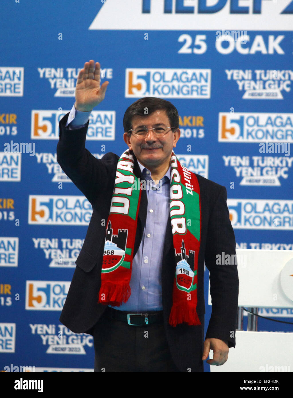 (150125) -- DIYARBAKIR (Turchia), Gennaio 25, 2015 (Xinhua) -- Primo Ministro turco Ahmet Davutoglu onde come frequenta la sentenza della giustizia e dello sviluppo (partito AKP)'s congresso provinciale della Turchia sud-est della provincia di Diyarbakir, popolato per lo più da parte dei curdi, il 25 gennaio, 2015. Primo Ministro turco Ahmet Davutoglu domenica ha detto che il suo governo e il suo partito AKP dirigente sono pronti a sacrificare il loro tutto "ai fini del successo del processo di pace con i curdi in Turchia. (Xinhua/Mert Macit) Foto Stock