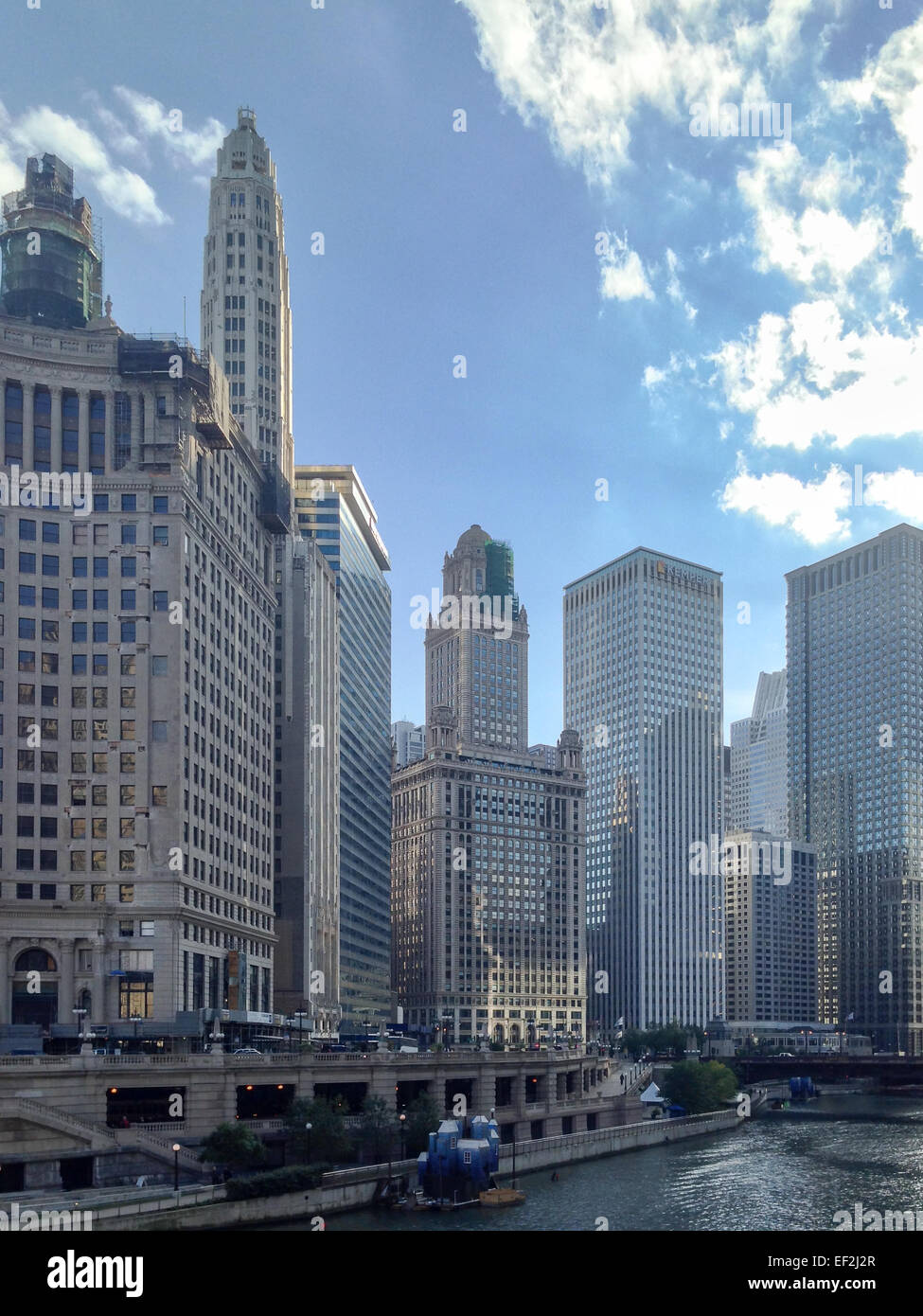 Vista dei grattacieli presso il Chicago River in downtown Chicago, IL, Stati Uniti d'America. Foto Stock