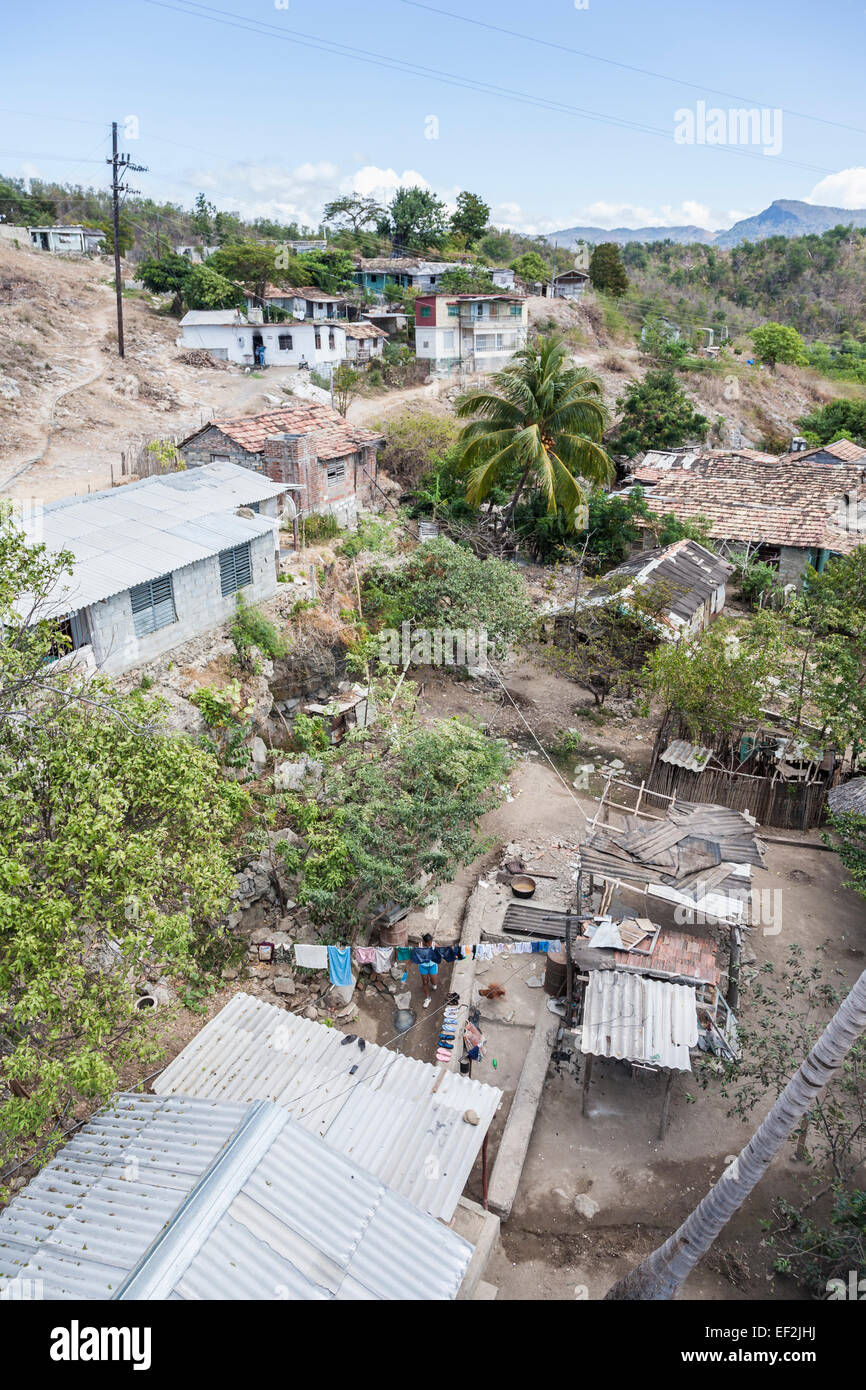 La povertà cubano lo stile di vita e il paesaggio: tipiche case fatiscenti, fattorie e baracche in un malandato povero villaggio vicino a Trinidad, Cuba Foto Stock
