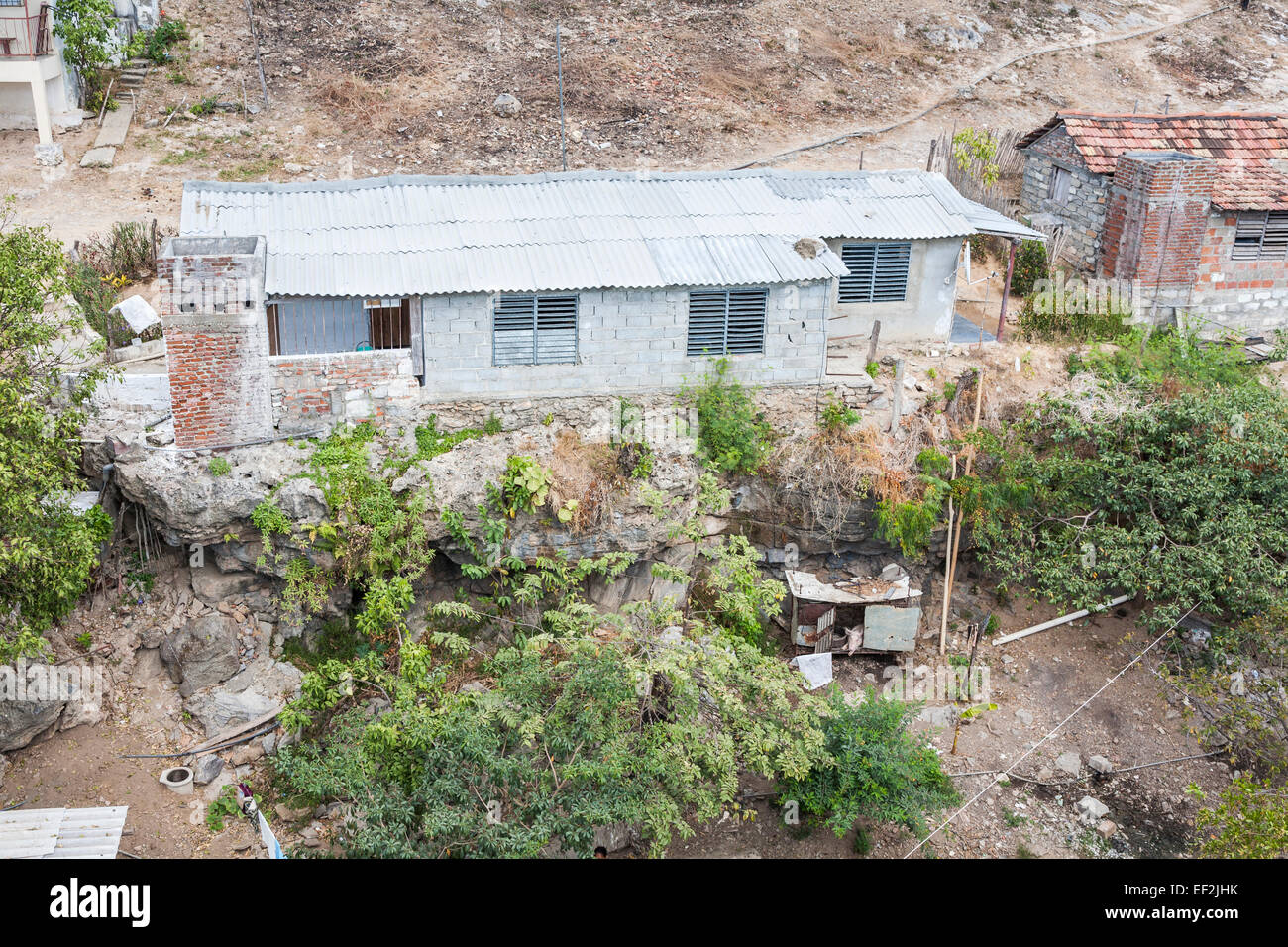 Cubano lo stile di vita di povertà: tipico primitivo blocco breeze homestead capanna con ferro corrugato con tetto di maiale nel porcile in un povero villaggio vicino a Trinidad, Cuba Foto Stock