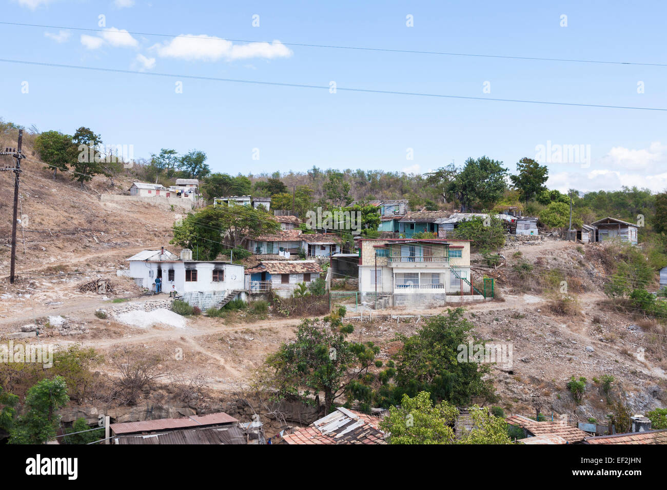 La povertà cubano lo stile di vita e il paesaggio: tipiche case fatiscenti, fattorie e baracche in un malandato povero villaggio vicino a Trinidad, Cuba Foto Stock