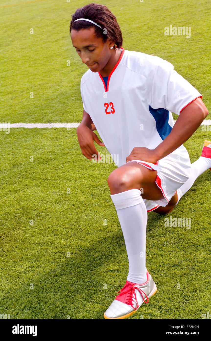 Giocatore di calcio in fase di riscaldamento sul campo Foto stock - Alamy