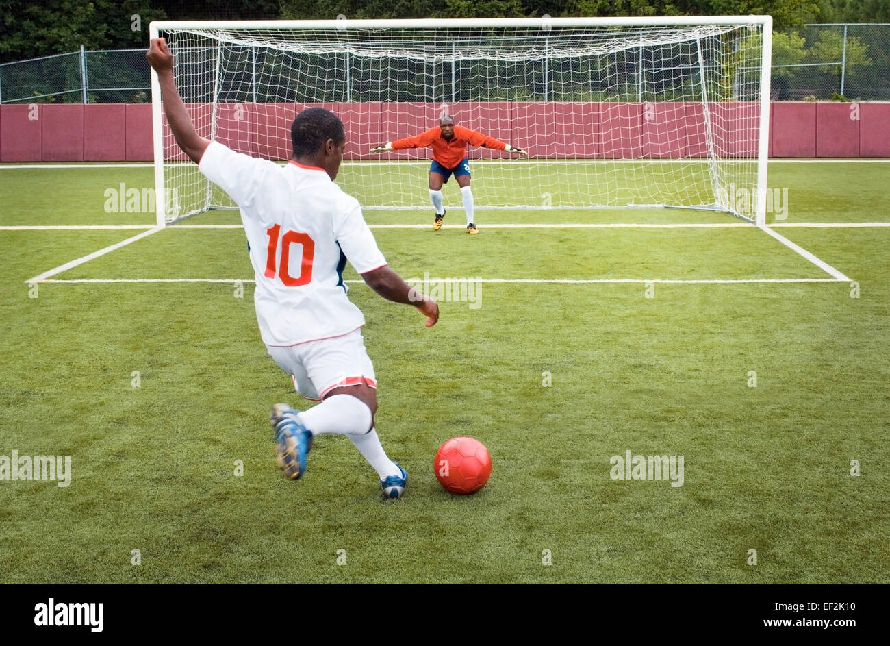 Giocatore di calcio assunzione di calcio di rigore Foto Stock