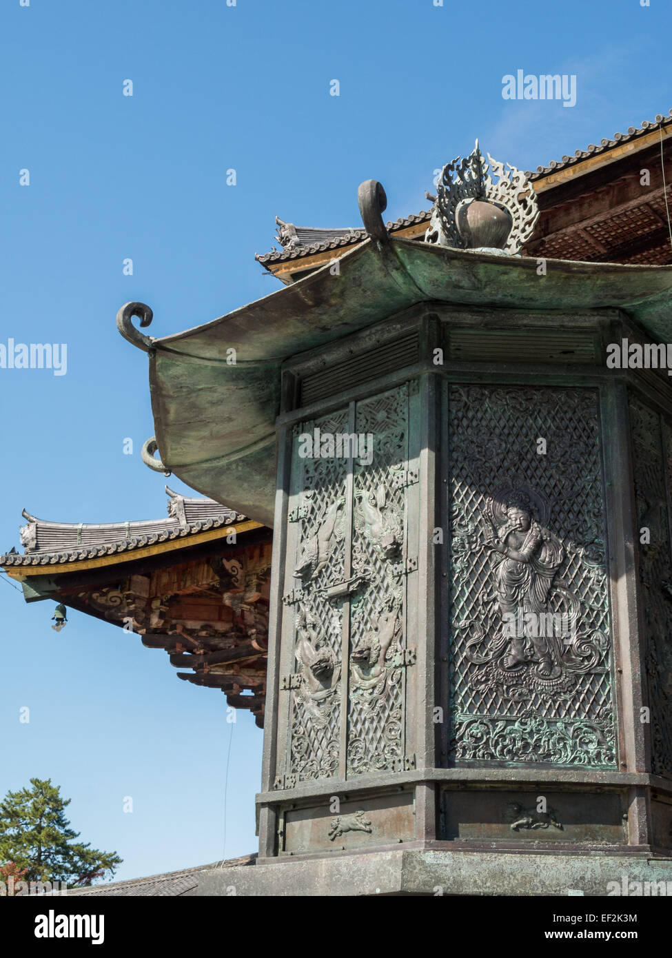 Tempio di Todai-ji Daibutsu-den tempio incensiere di ferro Foto Stock