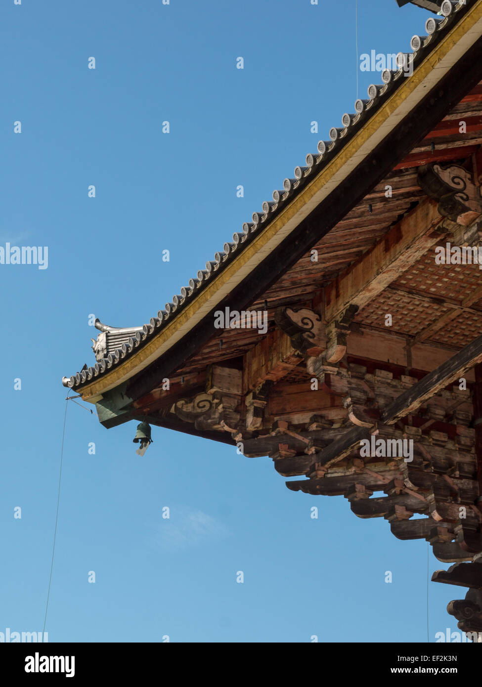Tetto di legno dettaglio dal Tempio di Todai-ji Daibutsu-den tempio Foto Stock