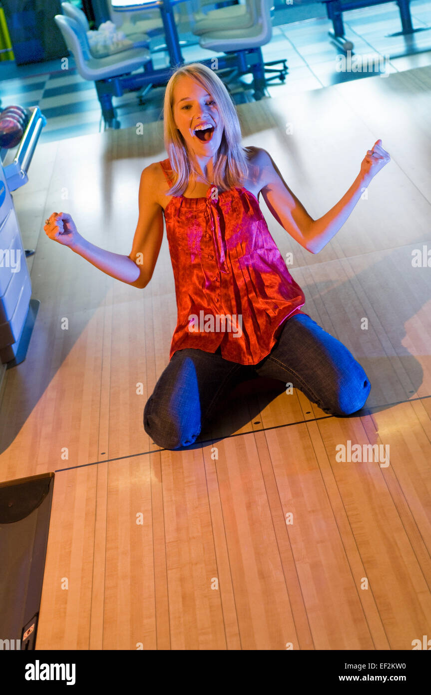 Giovane donna bowling da solo Foto Stock