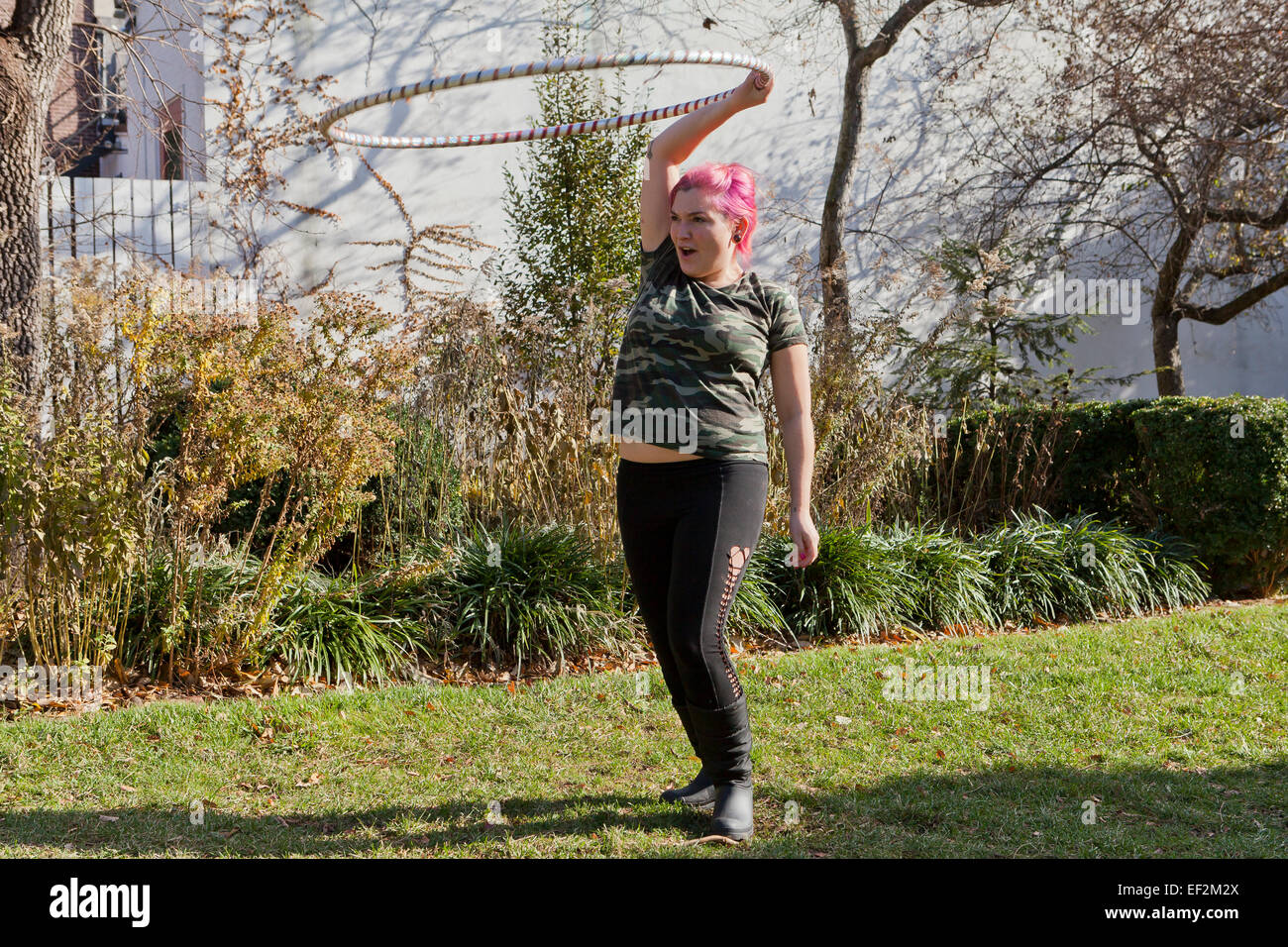 Donna che esercitano con hoola hoop - USA Foto Stock