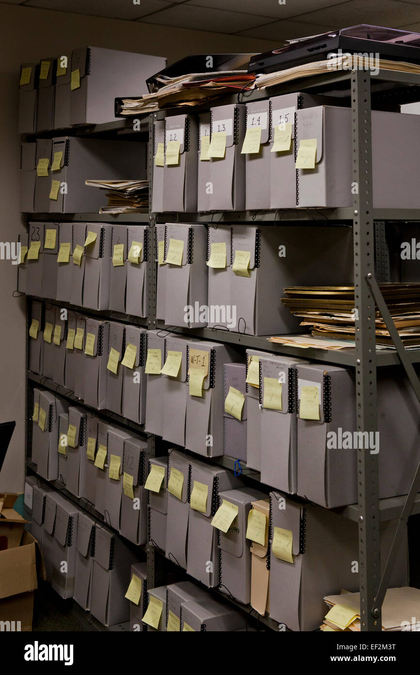 Lo storage di file di contenitori impilati in file office camera - USA Foto Stock
