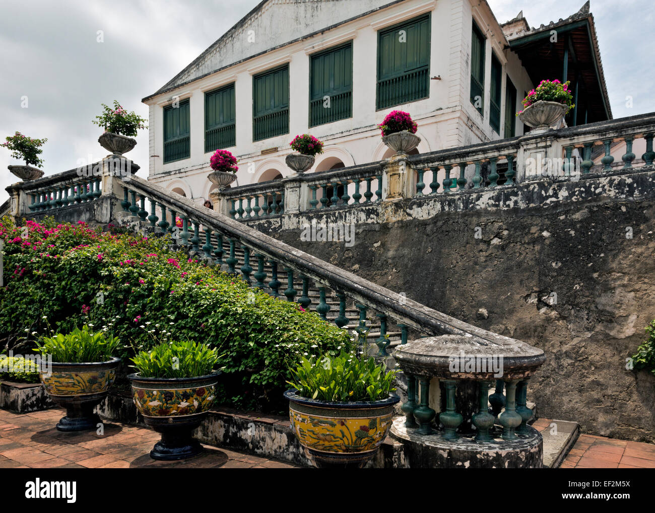 Thailandia - linea di fiori per le scale a Phra Nakon Khiri Museo Nazionale in Pra Nakon Khiri, ( Città Santa Montagna) in Phetchaburi. Foto Stock