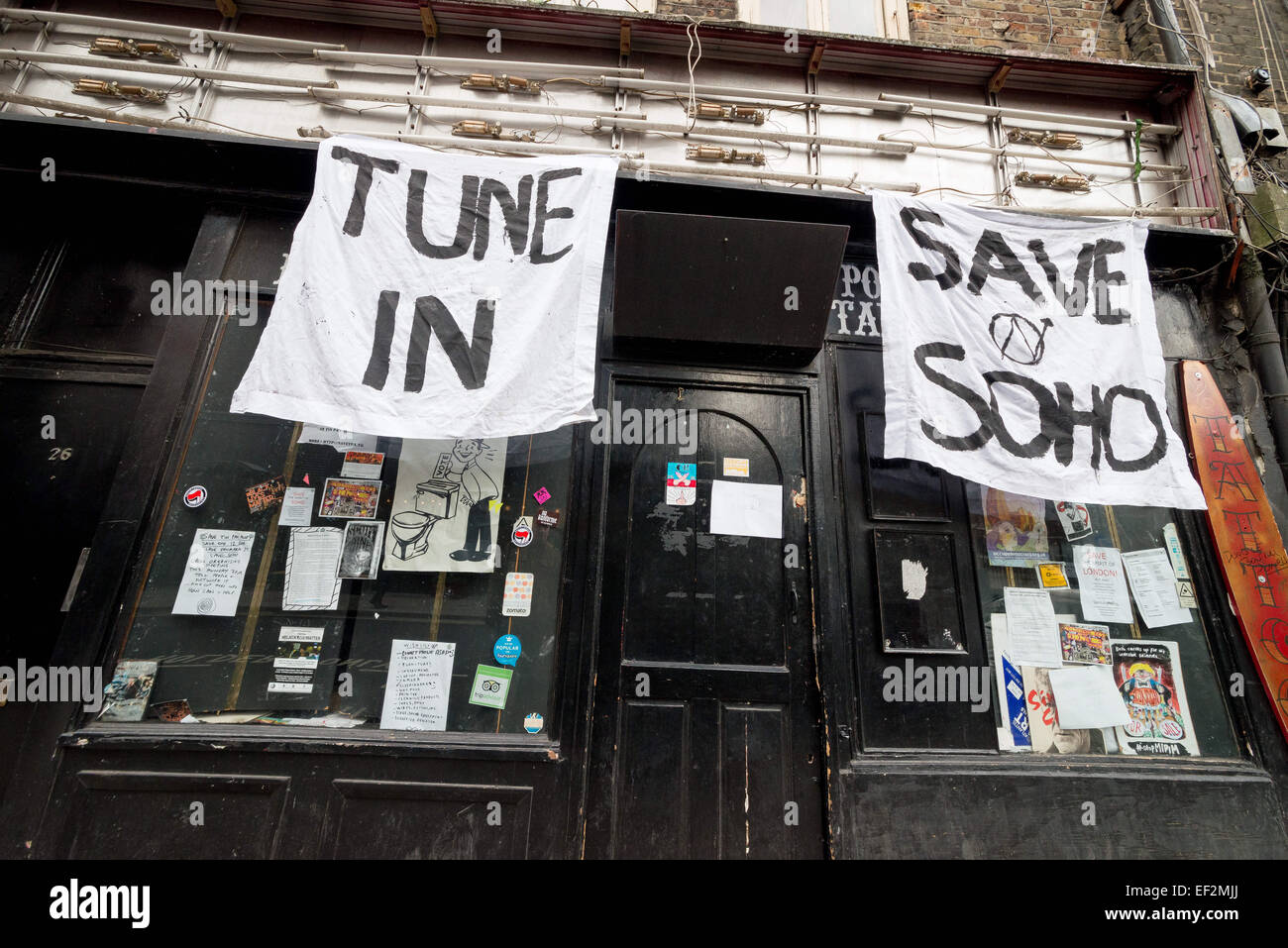 Londra, UK, UK. 25 gennaio, 2015. Uno di Soho più famosi locali di musica dal vivo, il 12 bar, dove Adele, Keane e KT Tunstall tutti hanno fatto il loro debutto NEL REGNO UNITO, chiuso a poco più di una settimana fa. Gli attivisti stessi chiamata "bohemienne 4 Soho' ha preso sopra l'edificio all'inizio di questa settimana e sviluppi consolidato, il proprietario dell'edificio, sta cercando di sfrattare gli occupanti, che sono supportate da Soho residenti e attivisti di alloggiamento. © Velar concedere/ZUMA filo/ZUMAPRESS.com/Alamy Live News Foto Stock
