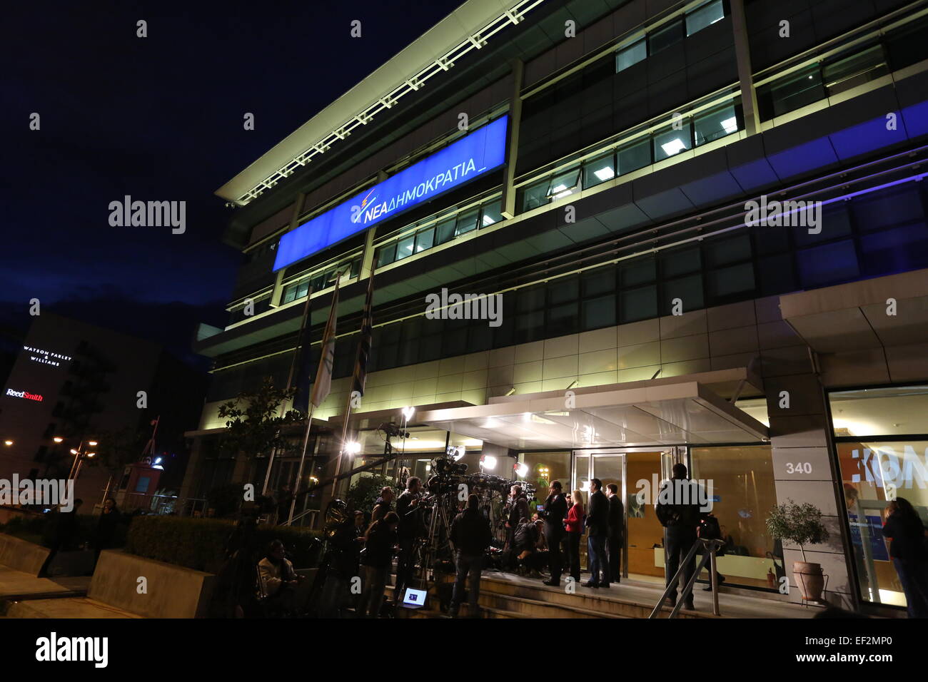 Internazionale e stampa greca attendere al di fuori della Néa Dimokratía quartier generale. Uscita iniziale i sondaggi indicano che Néa Dimokratía potrebbe essere tanto quanto 12 punti dietro il leader di partito SYRIZA. © Michael Debets/Pacific Press/Alamy Live News Foto Stock