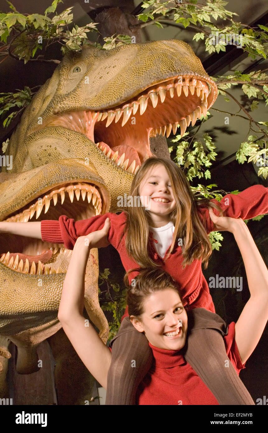 Insegnante e studente in museo da dinosauro diorama Foto Stock