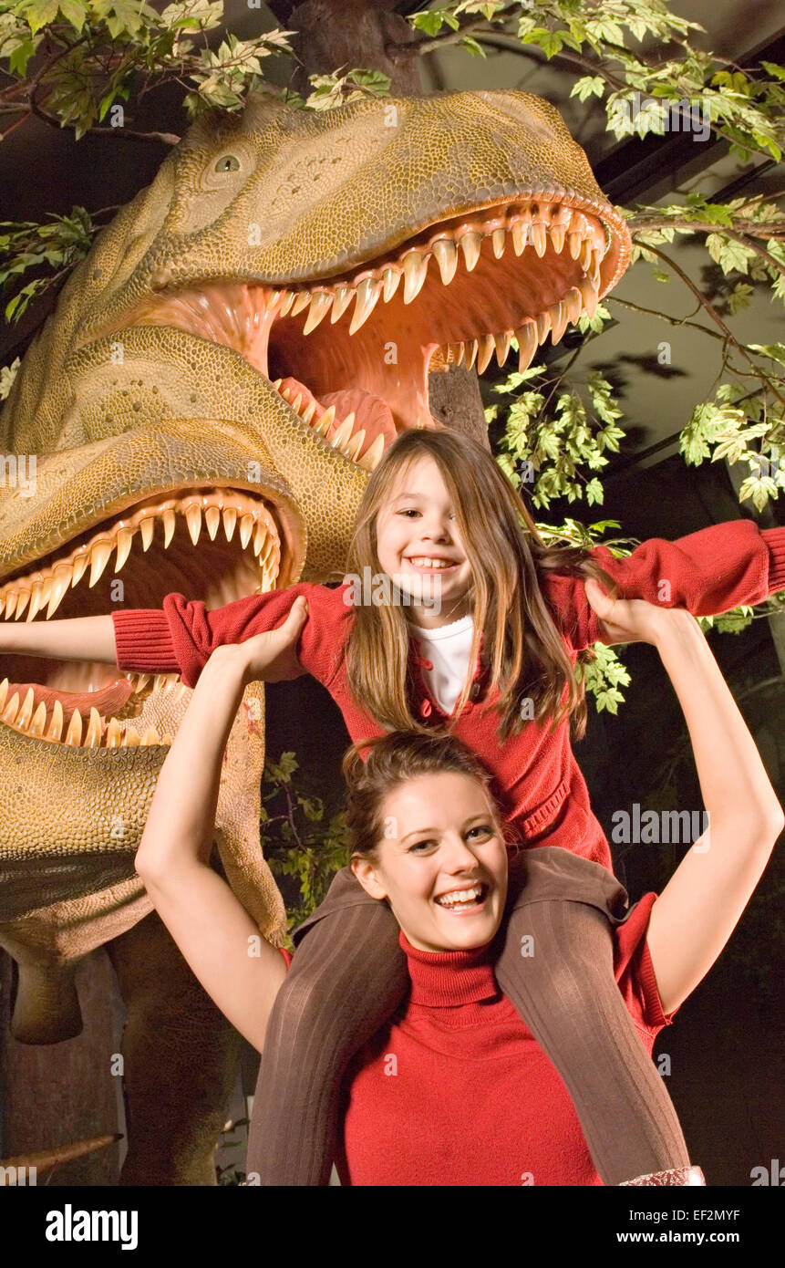 Insegnante e studente in museo da dinosauro diorama Foto Stock