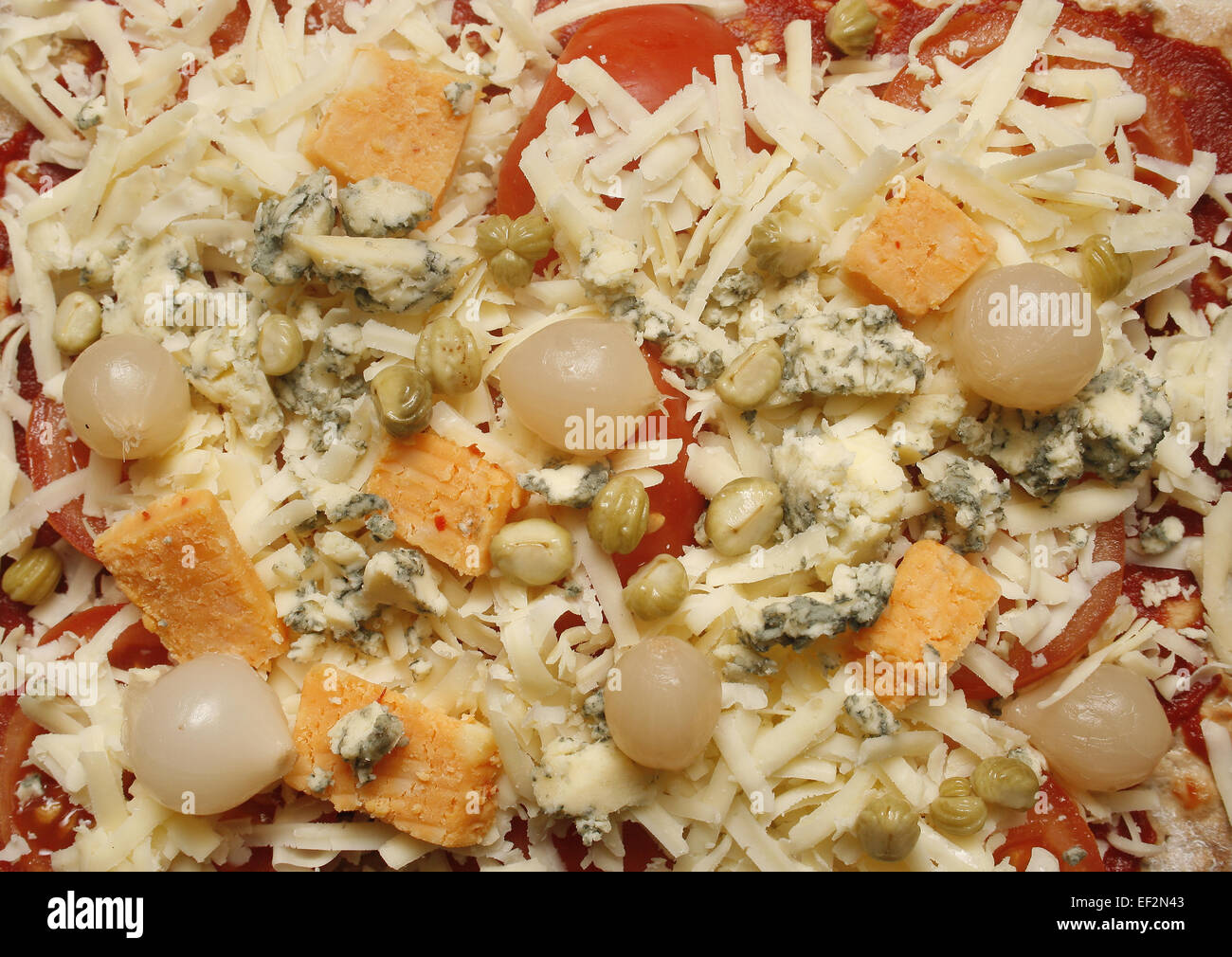 Immagine di materie in casa la pizza con le cipolle e nasturtiums il Foto Stock