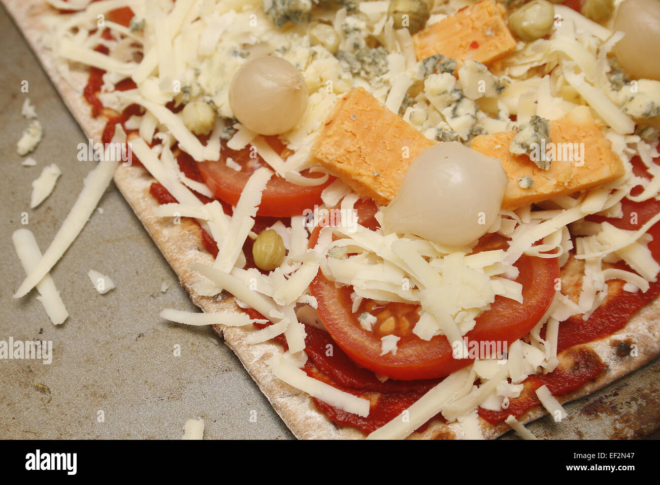 Immagine di materie in casa la pizza con le cipolle e nasturtiums il Foto Stock