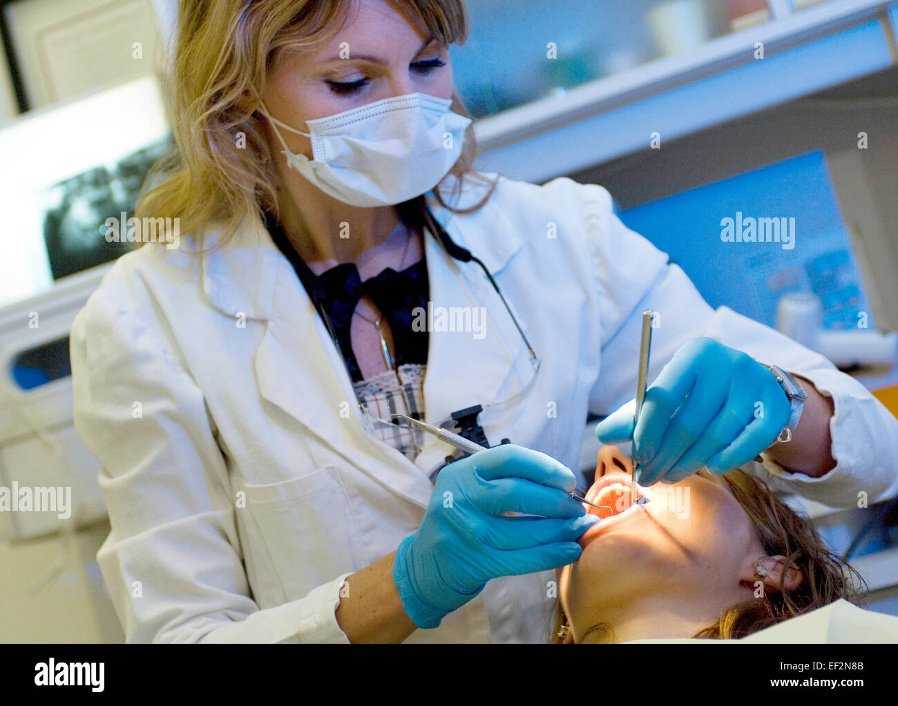 Dentista con un paziente Foto Stock