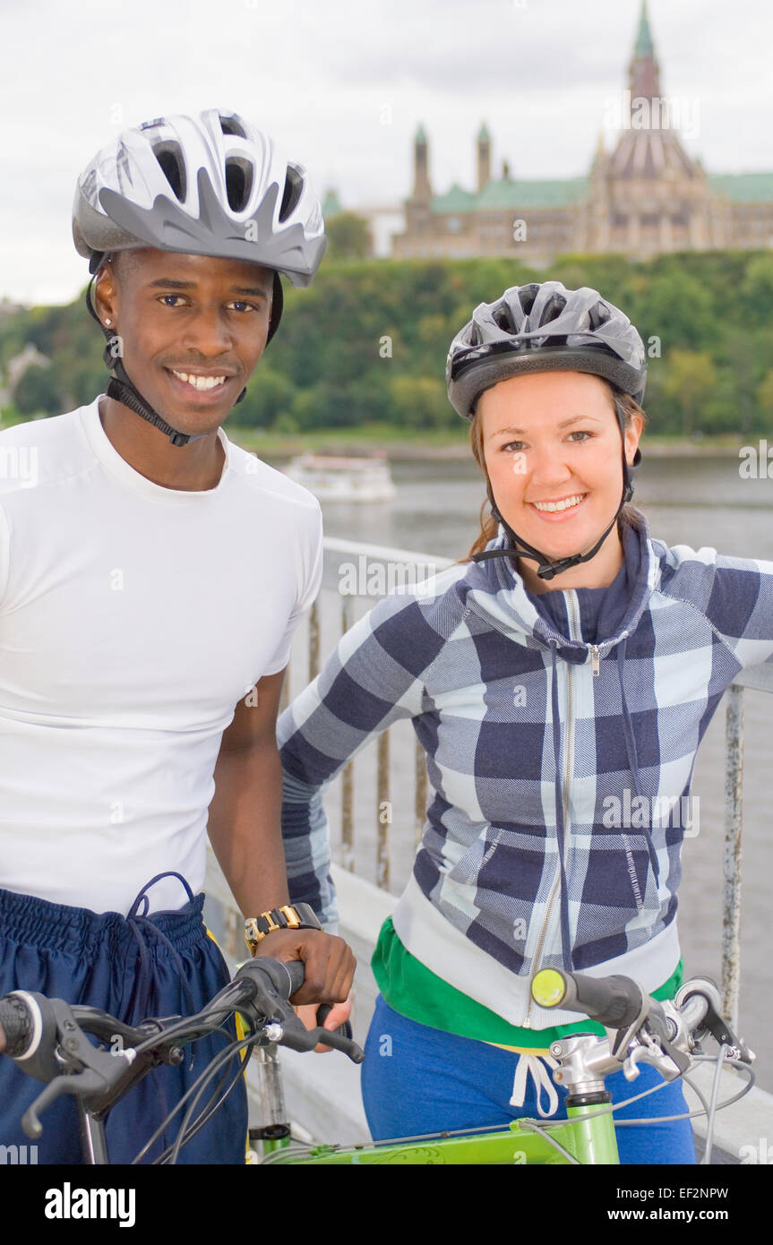 I ciclisti su un ponte Foto Stock