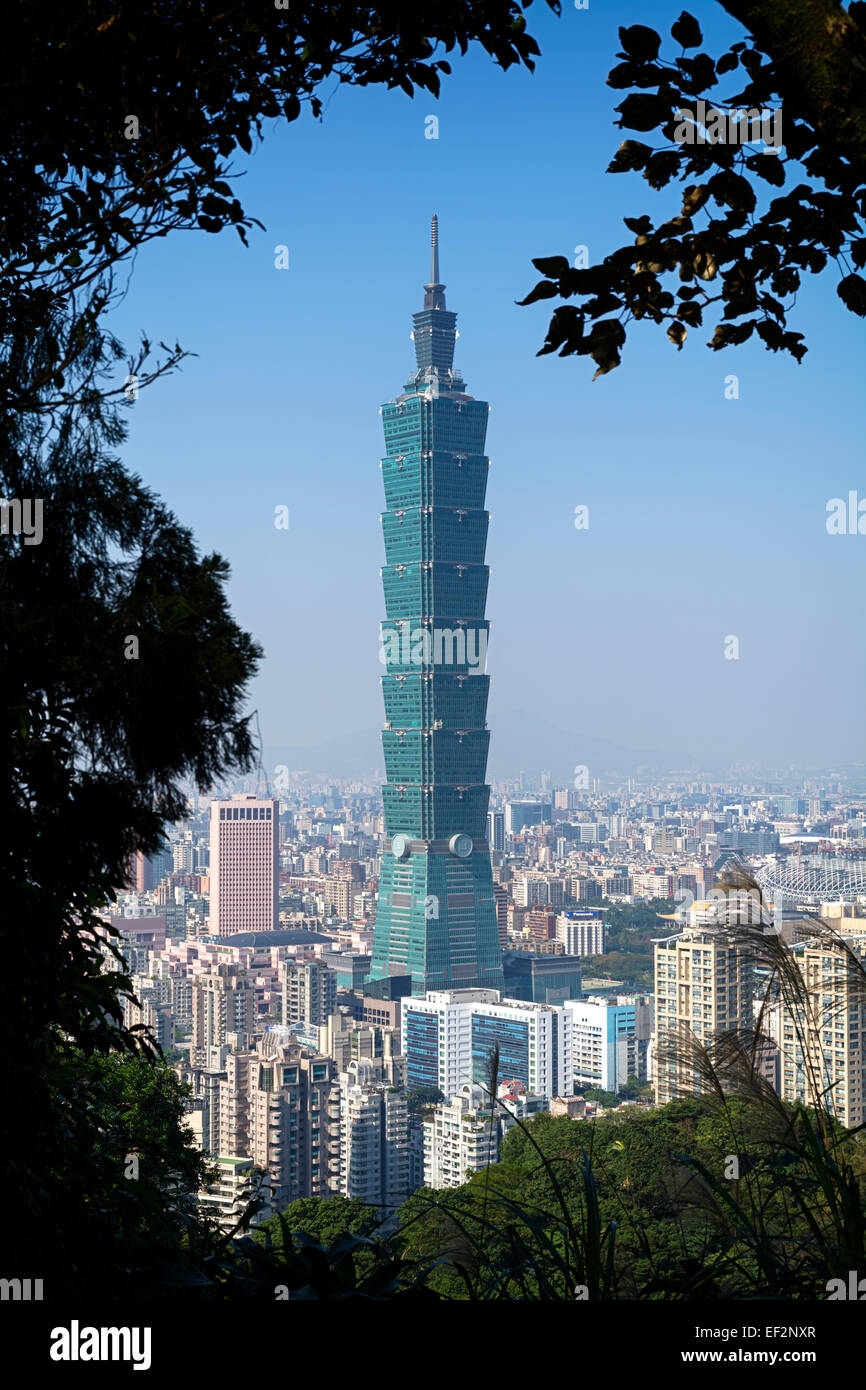 Taipei, Taiwan - 30 DIC 2014: Vista di Taipei 101 dall'Elefante Mt. in Taipei. Distretto di Nangang Sentiero escursionistico conduce per il Foto Stock