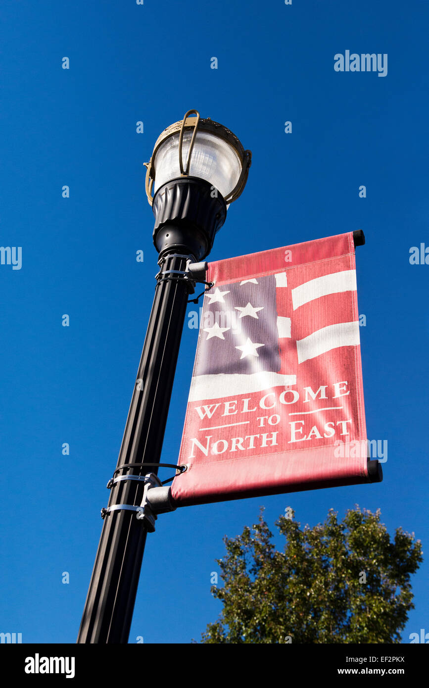 Un segno di benvenuto su un lampione nella città del nord-est del Maryland con vivid blue sky Foto Stock