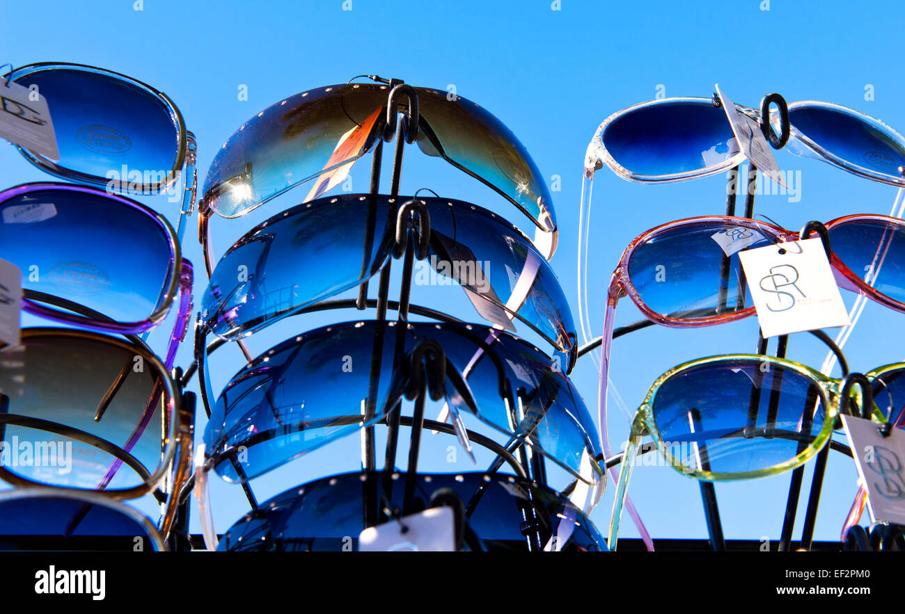Un paio di occhiali da sole outdoor display con vivid blue sky in background. Foto Stock