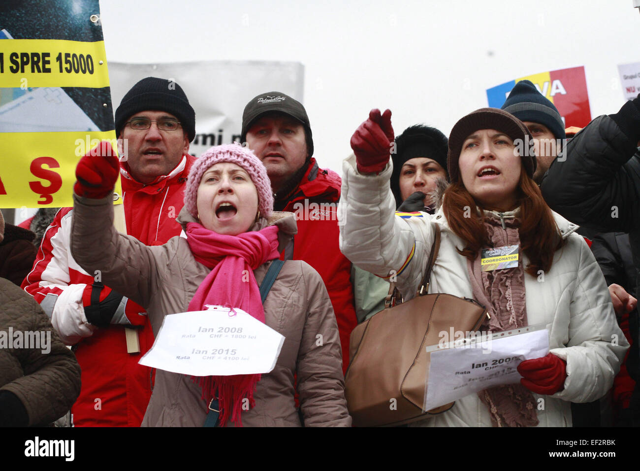 Bucarest, Romania. 25 gennaio, 2015. I cittadini che hanno crediti in franchi svizzeri (CHF) richiedono una soluzione dalla Banca nazionale di Romania per pagare i loro debiti in Bucarest, la capitale della Romania, Jan 25, 2015. © Gabriel Petrescu/Xinhua/Alamy Live News Foto Stock