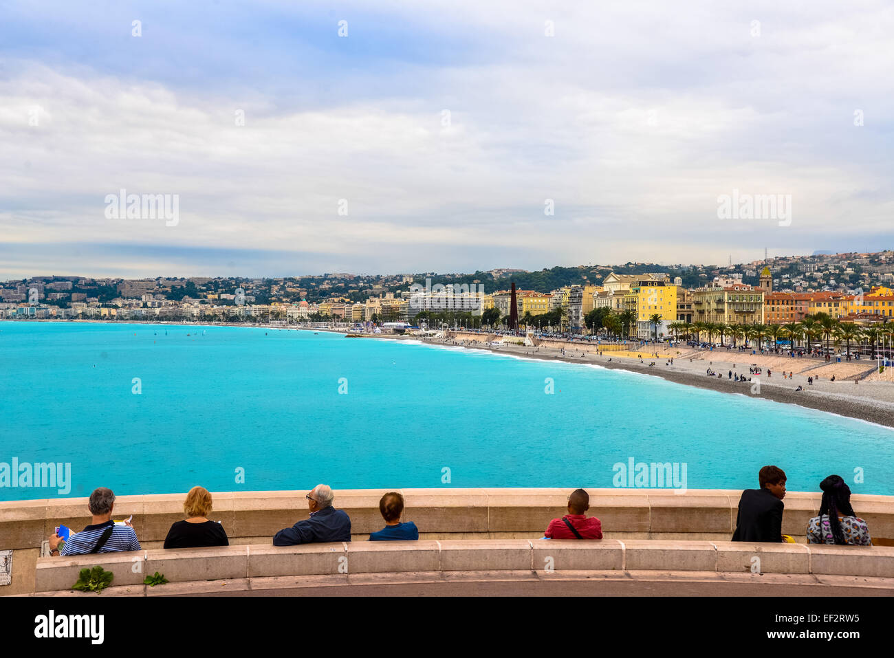 Persone su Boulevard con vista della baia di Nizza in Francia Foto Stock