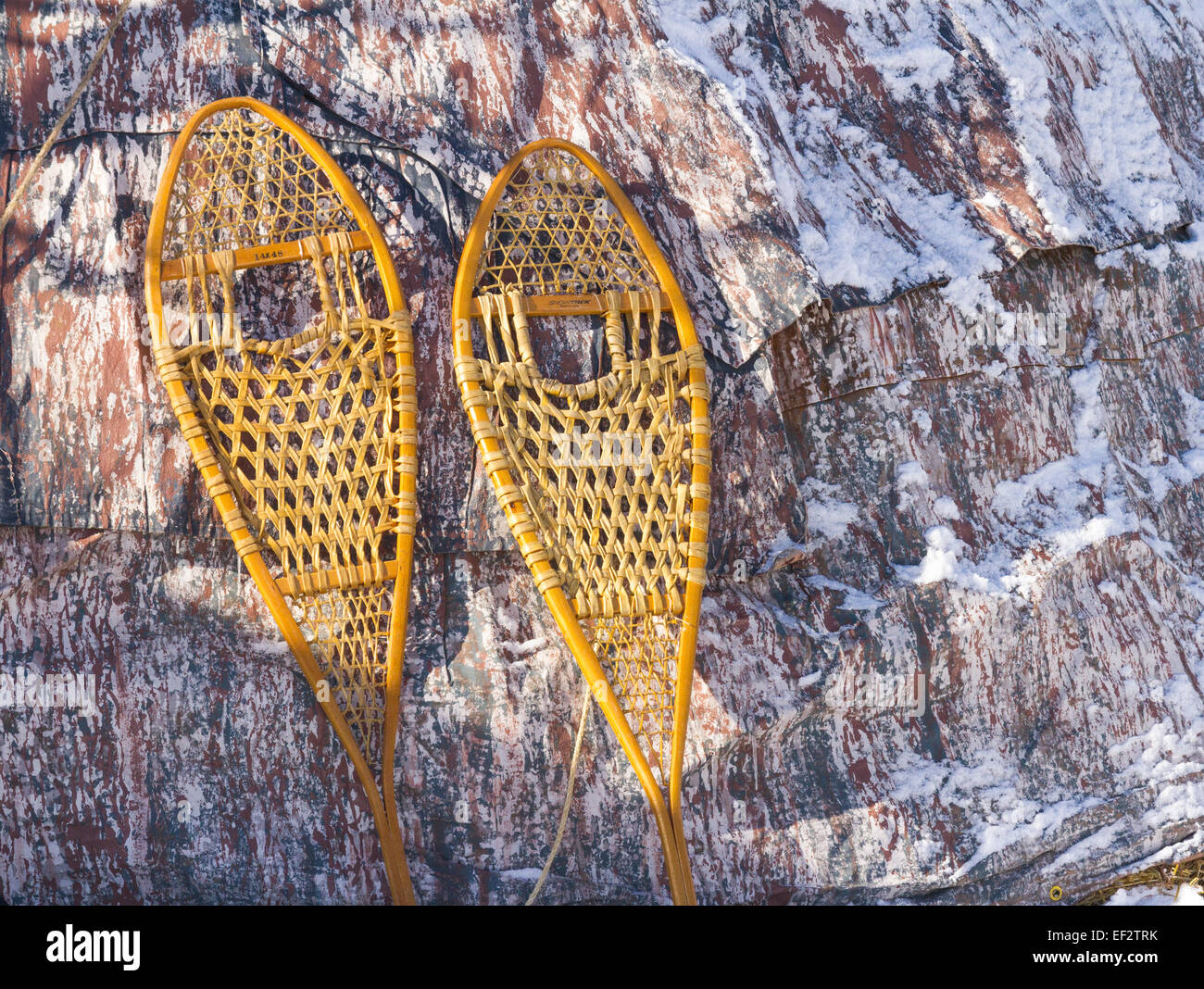 Racchette da neve appoggiata contro un wigwam presso il festival di inverno in Cannington Ontario Foto Stock