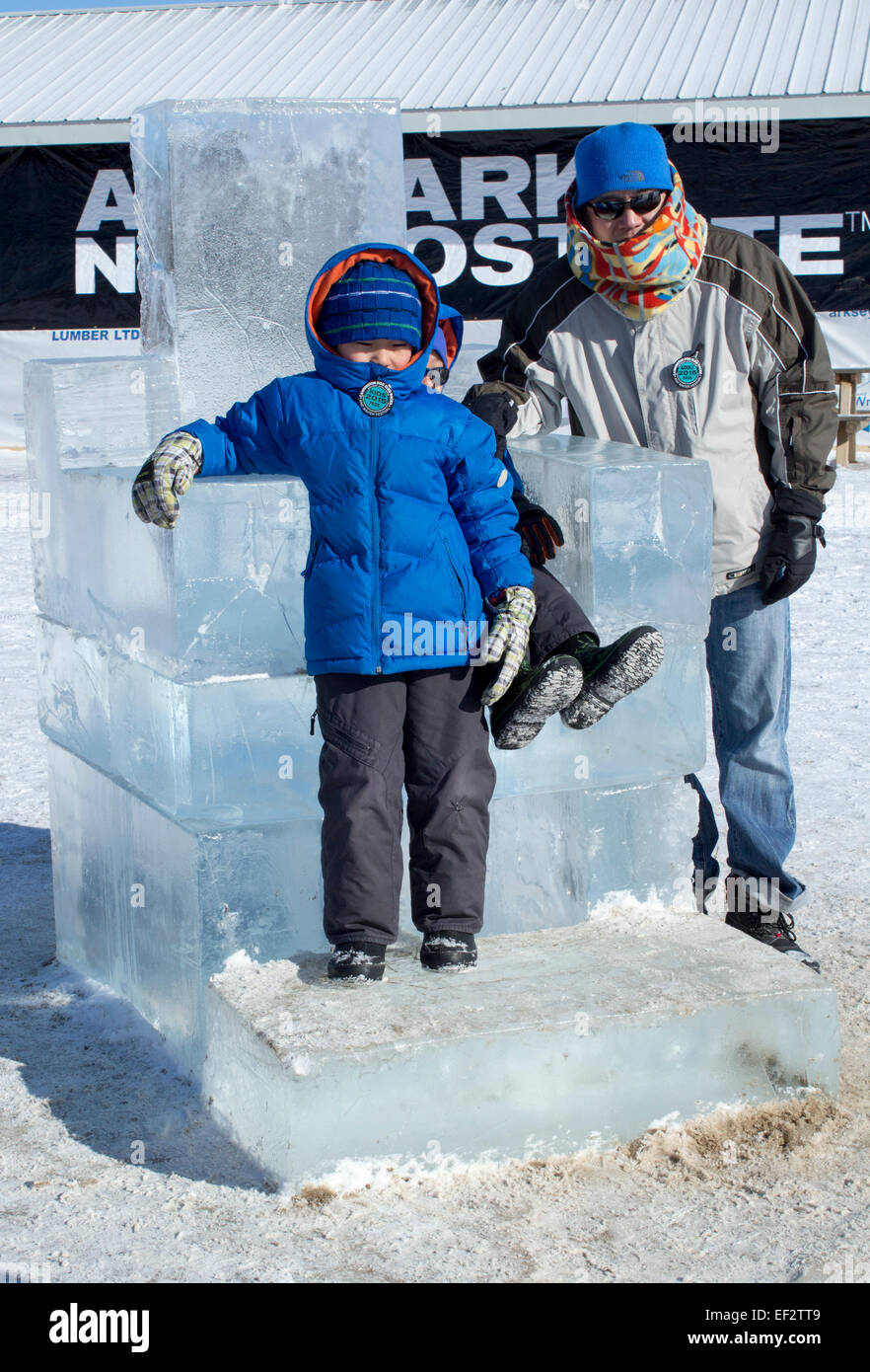 I bambini su una sedia di ghiaccio presso il festival di inverno in Cannington Ontario Foto Stock