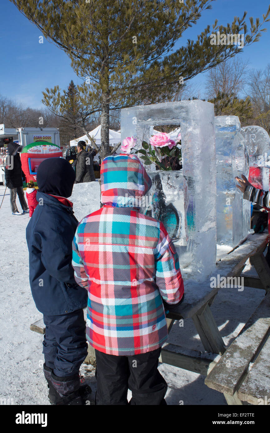 I bambini lo studio sculture di ghiaccio a Cannington Winter Festival a Canningotn Ontario Foto Stock