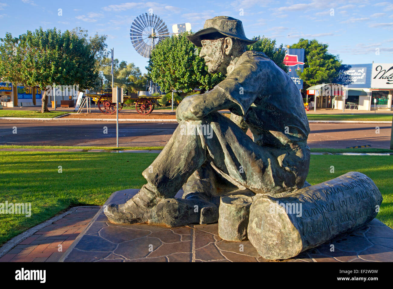 Jolly Swagman statua in Winton, la città dove Waltzing Matilda ha avuto la sua prima lettura Foto Stock