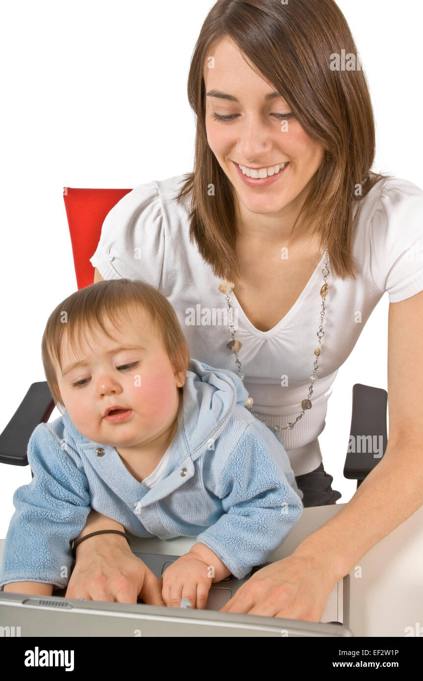 Seduta madre con bambino sul suo giro durante la digitazione Foto Stock