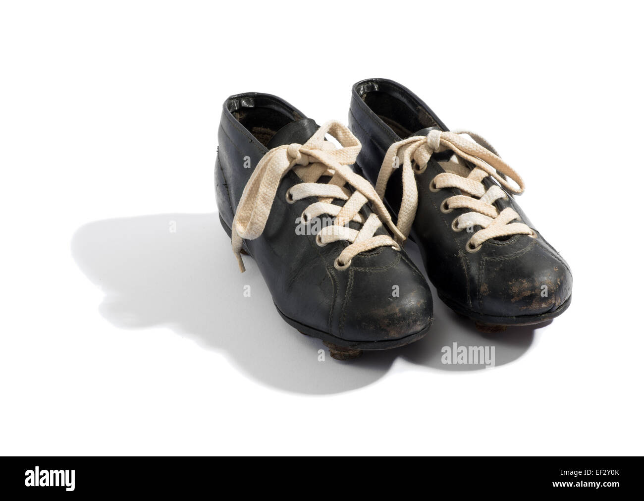 Coppia di vecchie scarpe da calcio Foto stock - Alamy