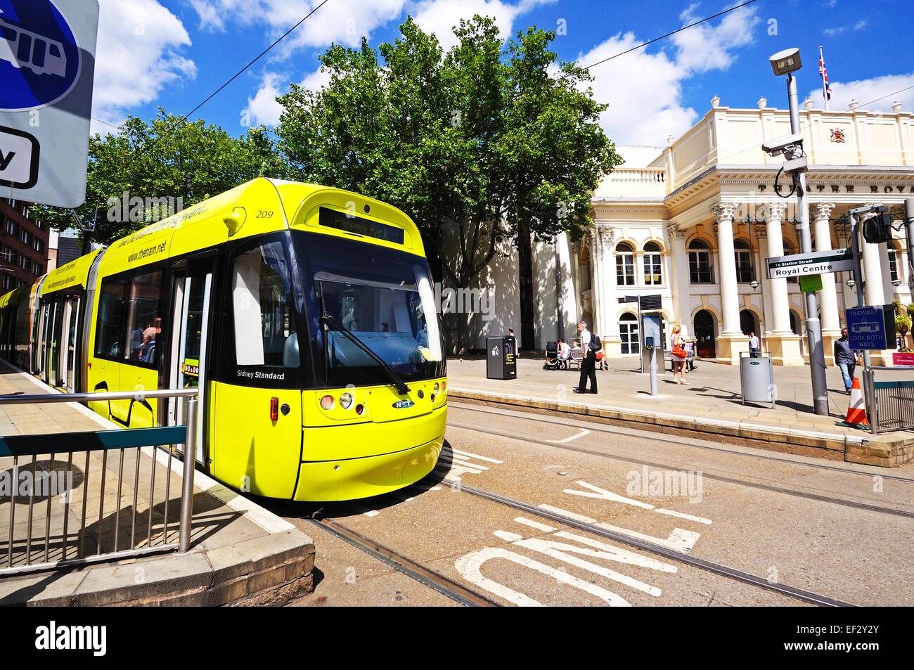 Moderno il tram che passa davanti al Theatre Royal, la piazza del teatro, Superiore Parlamento Street, Nottingham, Nottinghamshire, Inghilterra Foto Stock