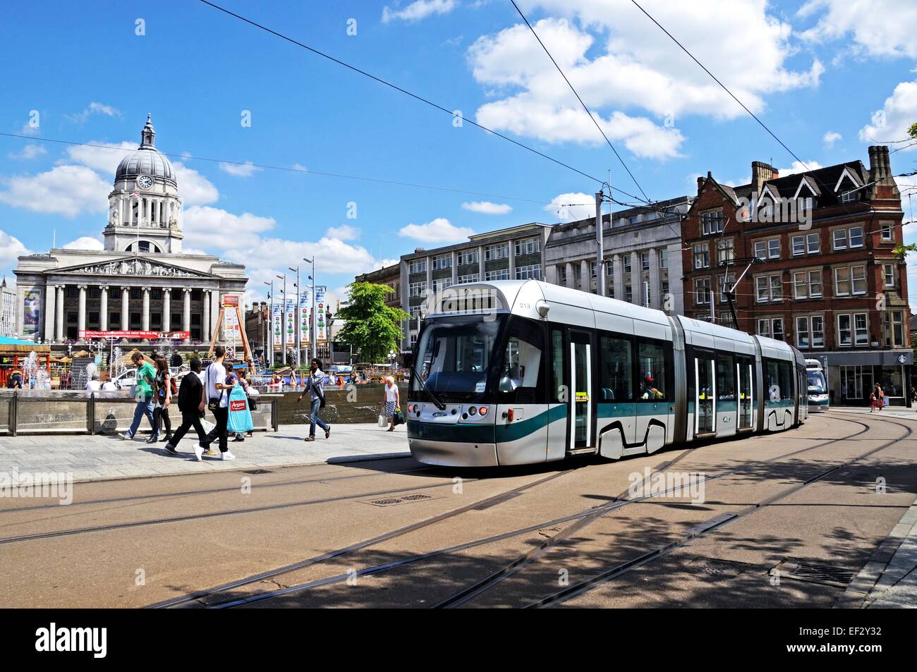 Moderno tram passando il Consiglio House conosciuto anche come il municipio nella piazza del vecchio mercato, Nottingham, Nottinghamshire, Inghilterra Foto Stock