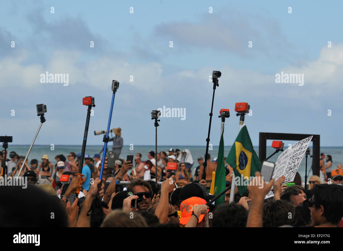 La folla di tifosi e i loro bastoni selfie attendere per Gabriel Medina, il primo surfer a vincere un titolo mondiale per il Brasile, il Banzai Pipeline Foto Stock