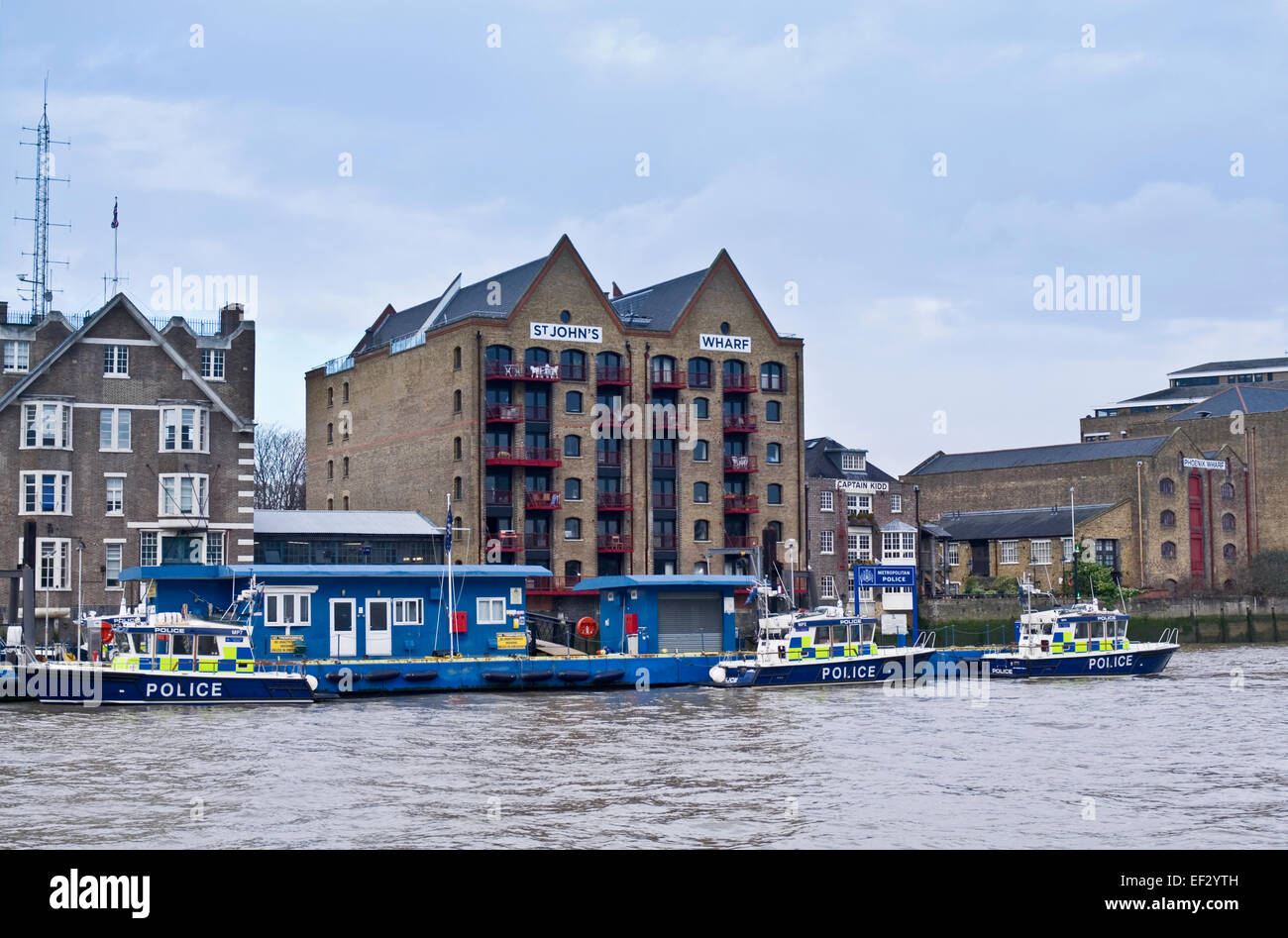 La London Metropolitan Police Marine unità di polizia il quartier generale a Wapping, visto dal fiume Thames, London, England Regno Unito Foto Stock