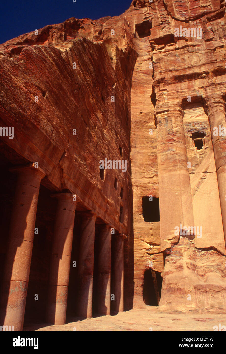 Vista esterna dell'Urna tomba in Petra, Giordania Foto Stock