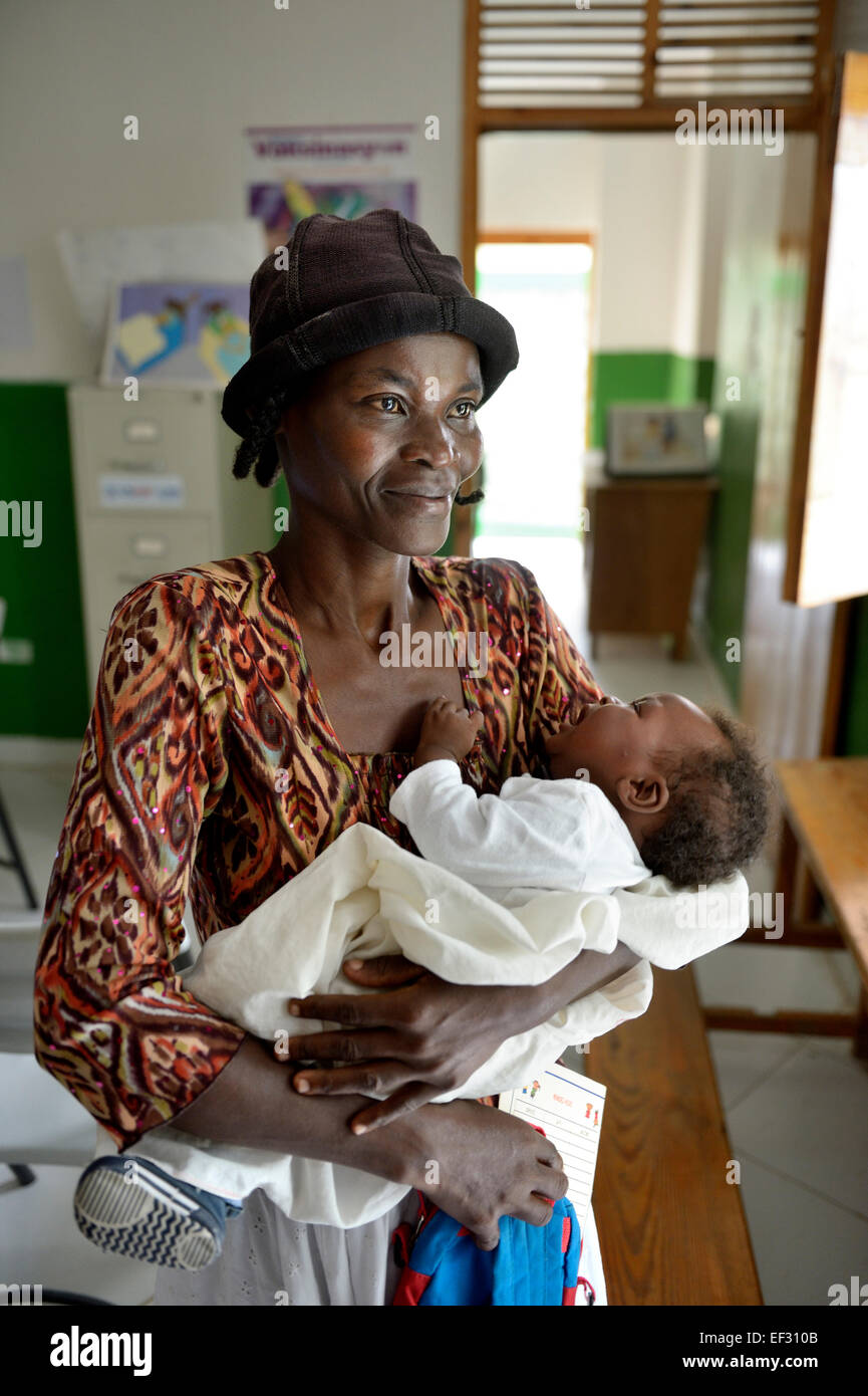 Madre tenendo il suo bambino neonato, centro sanitario di Brésilienne, Bainet, Dipartimento Sud-Est, Haiti Foto Stock