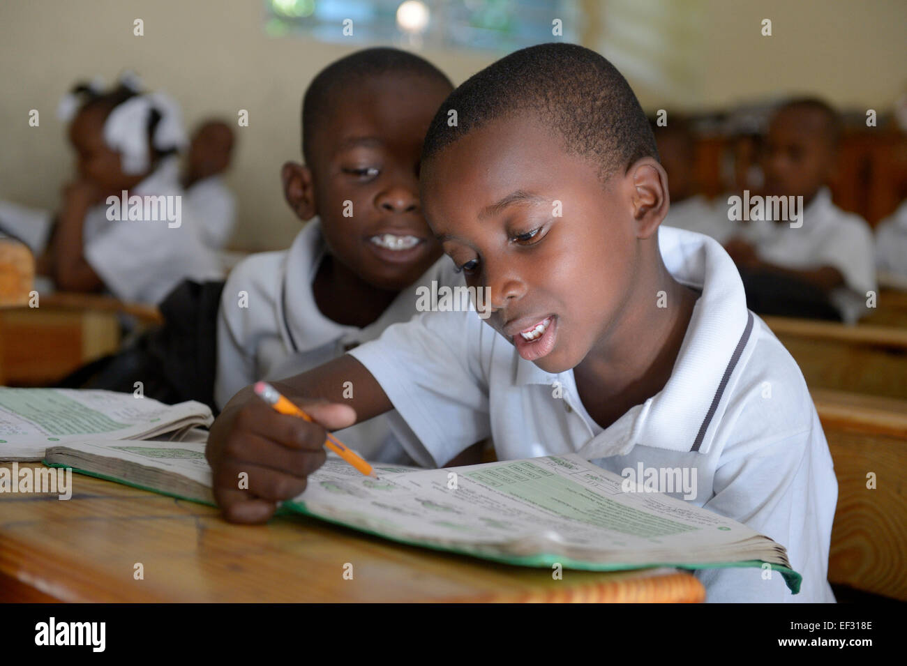 Due studenti, classroom al Basile Moreau scuola primaria, Carrefour, Port-au-Prince, Ouest Reparto, Haiti Foto Stock