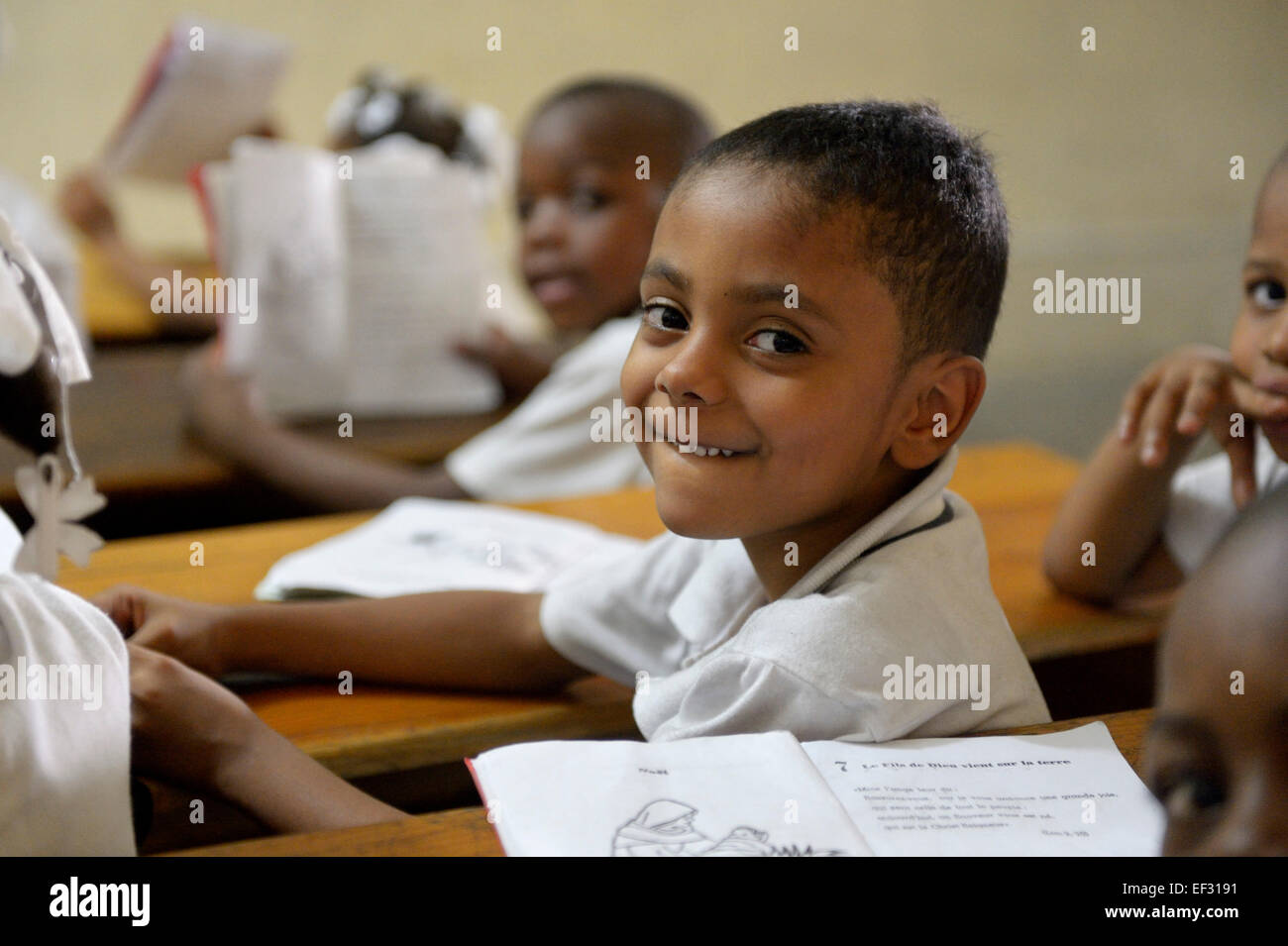 Scolaro in classe al Basile Moreau scuola primaria, Carrefour, Port-au-Prince, Ouest Reparto, Haiti Foto Stock