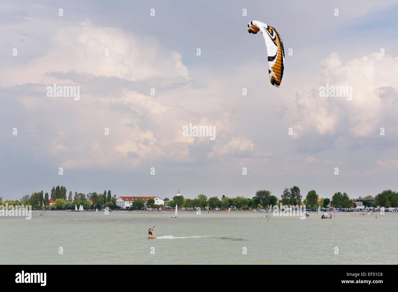 Kitesurfer, lago di Neusiedl, Podersdorf am See, la parte settentrionale del Burgenland, Burgenland, Austria Foto Stock