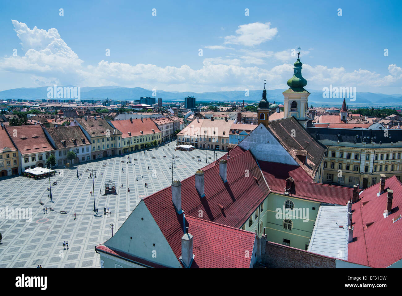 Vista sulla piazza principale dalla torre del Consiglio o Turnul Sfatului, patrimonio mondiale dell UNESCO, Sibiu, Romania Foto Stock