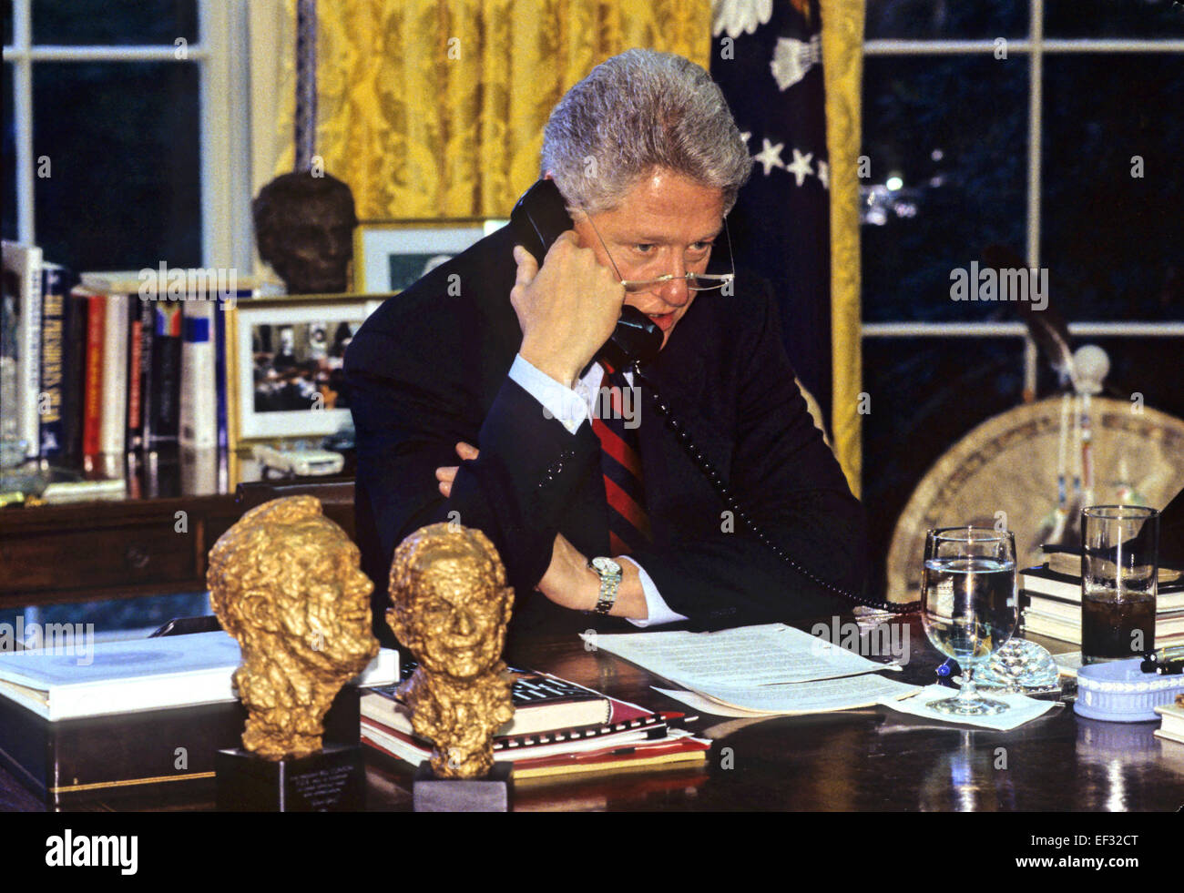 Il Presidente degli Stati Uniti Bill Clinton partecipa a una chiamata in conferenza su Medicare dall'Ufficio Ovale della Casa Bianca a Washington DC a Lawrence Memorial Hospital di Medford, Massachusetts, Lunedì 13 Novembre, 1995. Credito: Ron Sachs/CNP - nessun filo SERVICE - Foto Stock