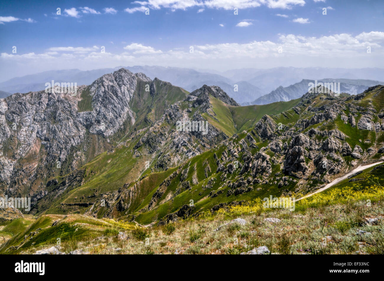 Scenic picchi di montagna del Tian Shan vicino Chimgan in Uzbekistan Foto Stock