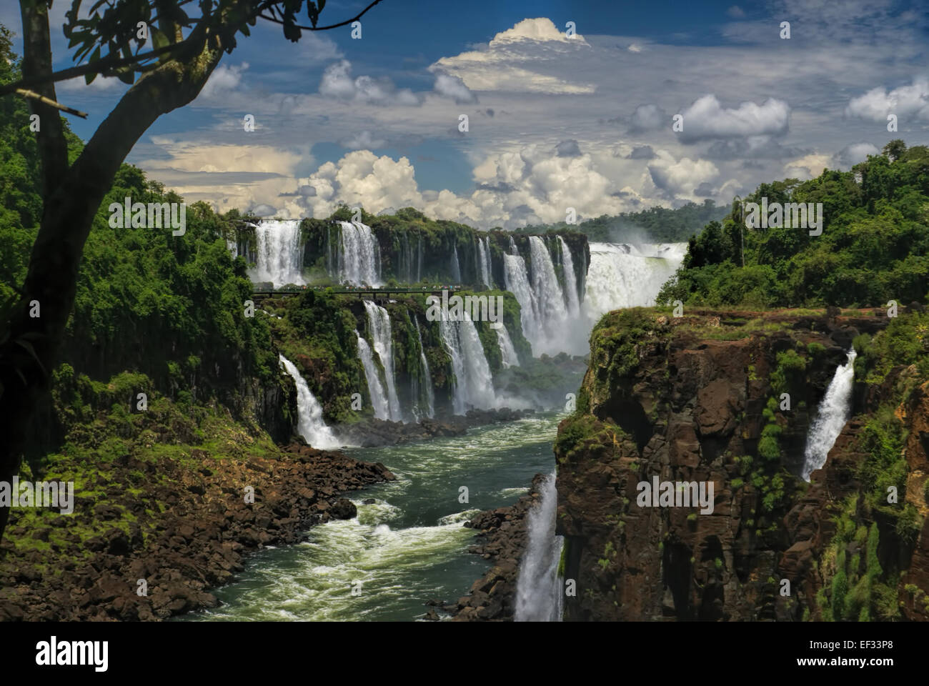 Drammatica vista delle cascate di Iguazu in Argentina Foto Stock