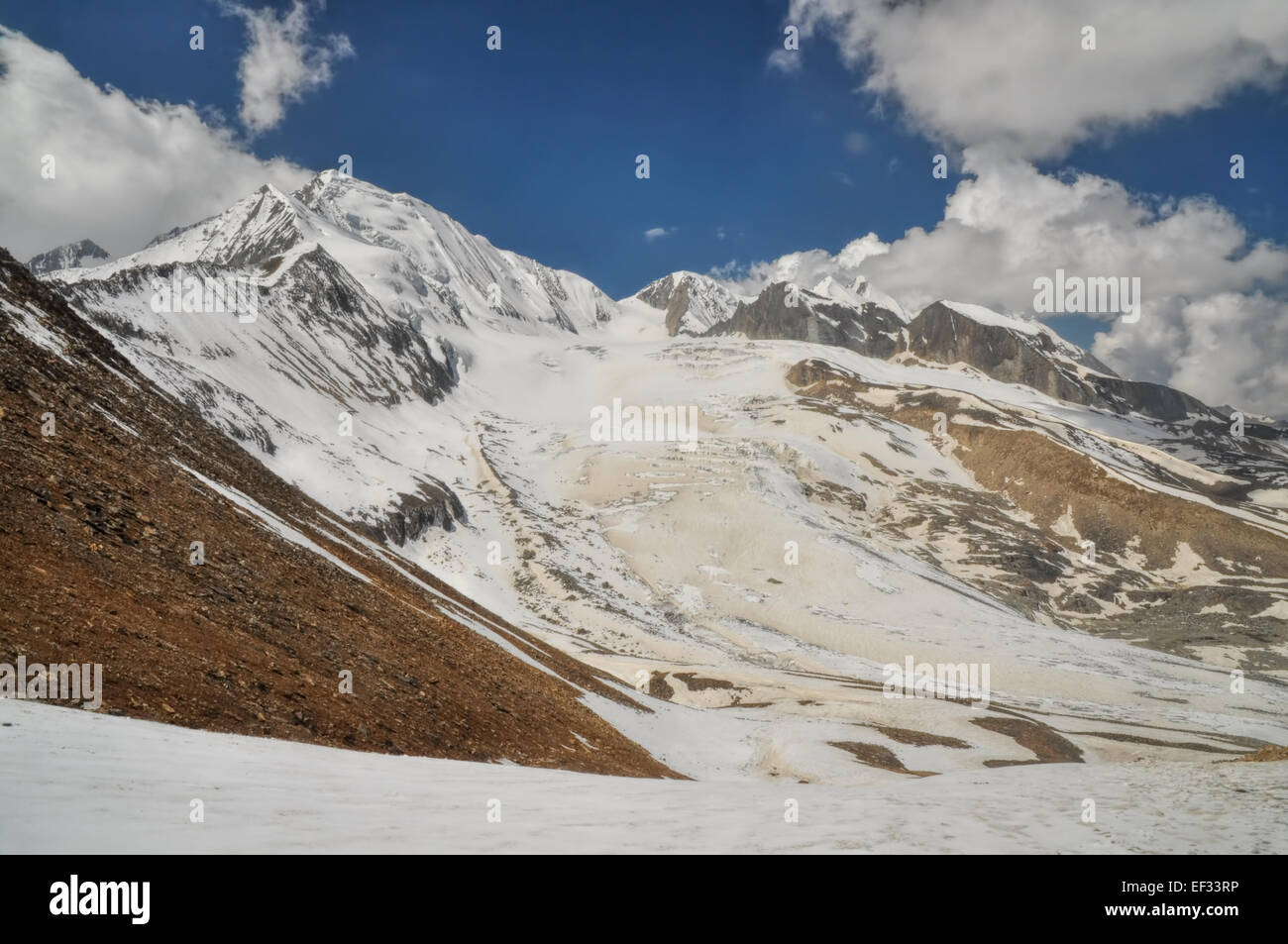 Maestose vette montane in Himalaya montagne del Nepal Foto Stock