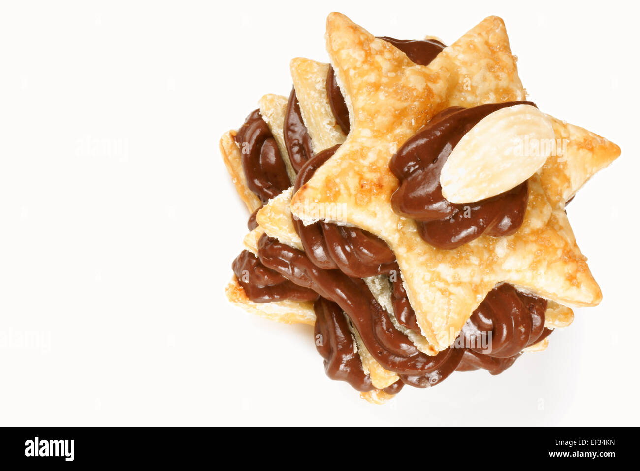 A forma di stella di crema al cioccolato e mandorla millefoglie su uno sfondo bianco, con copia spazio. Foto Stock